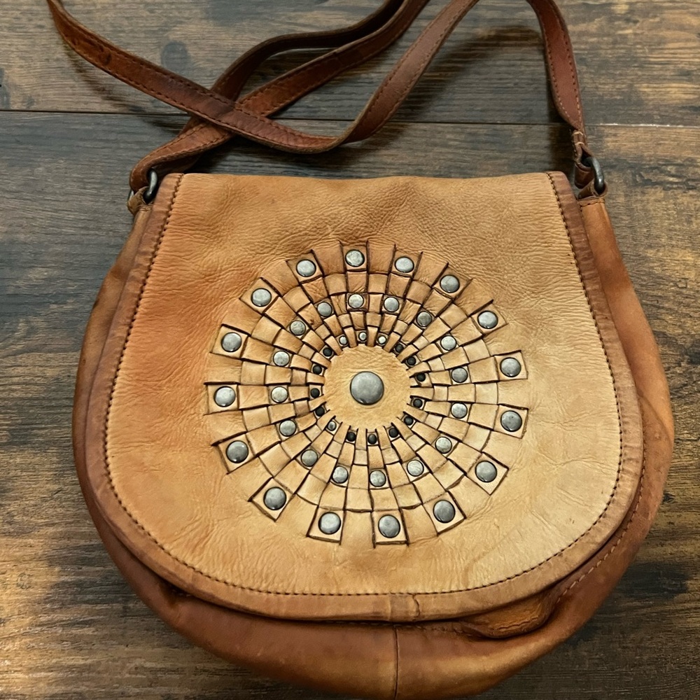 Elegant Tan Leather Crossbody Bag